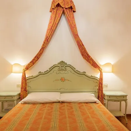 Al Sotoportego فندق