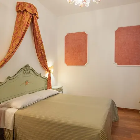 Al Sotoportego מלון *