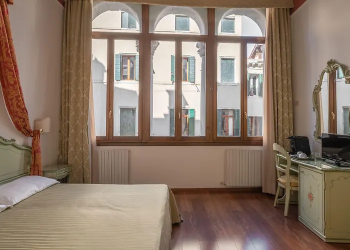 Al Sotoportego מלון *